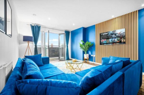Top Floor City Centre Apartment - Sleeps 7 - 4 Beds - with Balcony and Parking - Smart TV's on each Bedroom Wall - 5 mins from Bullring, Selfridges, Moor Street Station - By Zena Stays